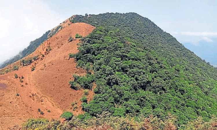 ಕೊಡಚಾದ್ರಿಗೆ ಪ್ರವಾಸಿಗರ ದಂಡು: ಶಿಥಿಲಗೊಂಡು ಸೋರುತ್ತಿರುವ ಸರ್ವಜ್ಞ ಪೀಠಕ್ಕೆ ಬೇಕು ಕಾಯಕಲ್ಪ