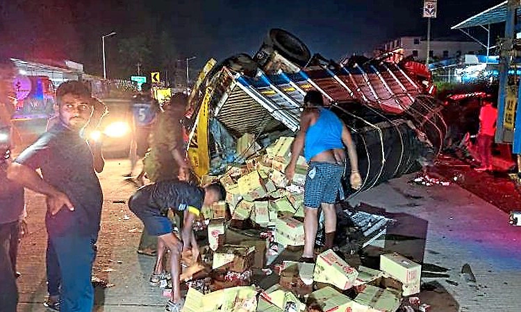 Nelady: Nelamangala resident’s liquor-loaded truck overturns