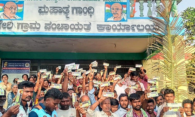 Yelburga: ಯಶಸ್ವಿನಿ ಕಾರ್ಡ್ ಹೆಸರಿನಲ್ಲಿ ಹಣ ವಸೂಲಿ; ನಕಲಿ ಕಾರ್ಡ್ ನೀಡಿ ವಂಚನೆ ಆರೋಪ