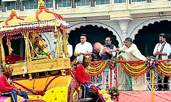 Mysuru ಜಂಬೂ ಸವಾರಿ ಆರಂಭ: ಅಂಬಾರಿ ಹೊತ್ತು ರಾಜ ಗಾಂಭೀರ್ಯದಿಂದ ಹೆಜ್ಜೆ ಹಾಕಿದ ಪ್ರಶಾಂತ