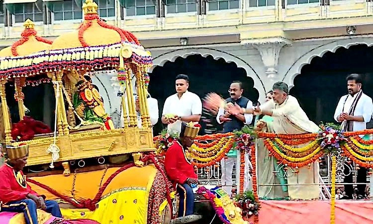 Mysuru ಜಂಬೂ ಸವಾರಿ ಆರಂಭ: ಅಂಬಾರಿ ಹೊತ್ತು ರಾಜ ಗಾಂಭೀರ್ಯದಿಂದ ಹೆಜ್ಜೆ ಹಾಕಿದ ಪ್ರಶಾಂತ
