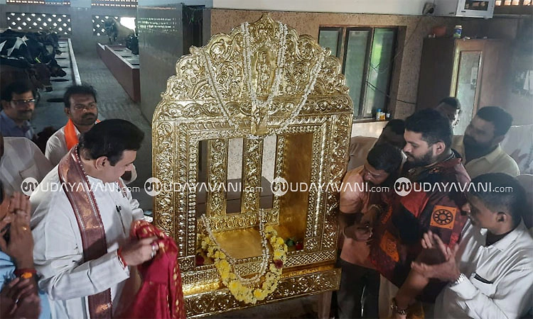 ಉಡುಪಿ ಶ್ರೀ ಕೃಷ್ಣಮಠ ; ಕನಕನ ಕಿಂಡಿಯ ಅತ್ಯಾಕರ್ಷಕ ಕನಕ ಕವಚಕ್ಕೆ ಗೋಶಾಲೆಯಲ್ಲಿ ಪೂಜೆ