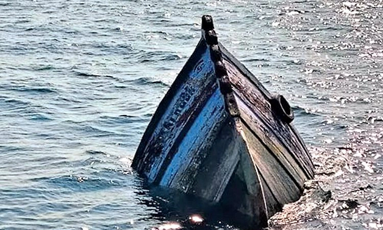 ಬೋಟ್‌ ಮುಳುಗಡೆ; ಅಪಾರ ನಷ್ಟ ; ಐವರು ಮೀನುಗಾರರ ರಕ್ಷಣೆ