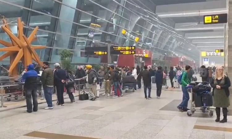 Delhi airport: ದಟ್ಟ ಮಂಜಿನಿಂದ 97 ವಿಮಾನಗಳು ರದ್ದು, 200 ಕ್ಕೂ ಹೆಚ್ಚು ವಿಳಂಬ