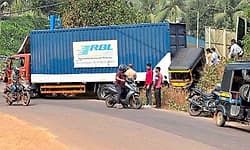 Sullia: ಆಟೋರಿಕ್ಷಾಕ್ಕೆ ಟ್ರಕ್ ಡಿಕ್ಕಿ