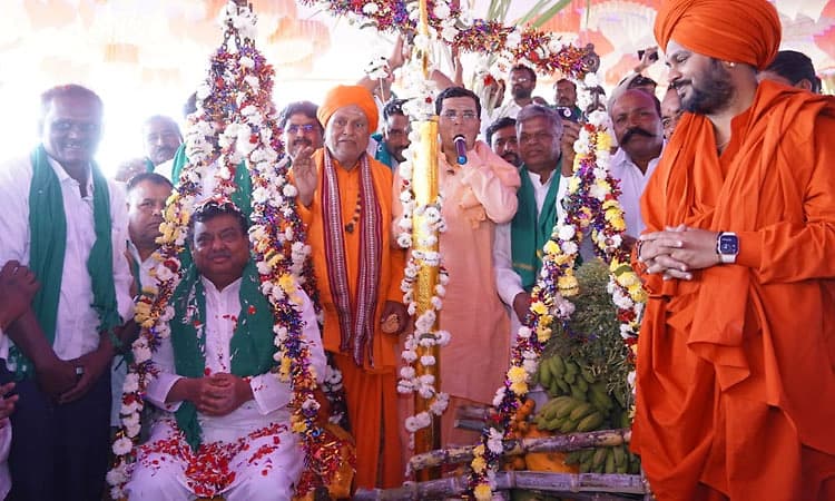 ತಿಕೋಟಾದಲ್ಲಿ ಸಚಿವ ಎಂ.ಬಿ.ಪಾಟೀಲ್‌ಗೆ ಬೆಳೆದ ಬೆಳೆಗಳಿಂದಲೇ ತುಲಾಭಾರ!