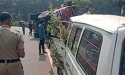 Goonadka: ಓಮ್ನಿ ಕಾರಿನ ಮೇಲೆ ಬಿದ್ದ ಲಾರಿ