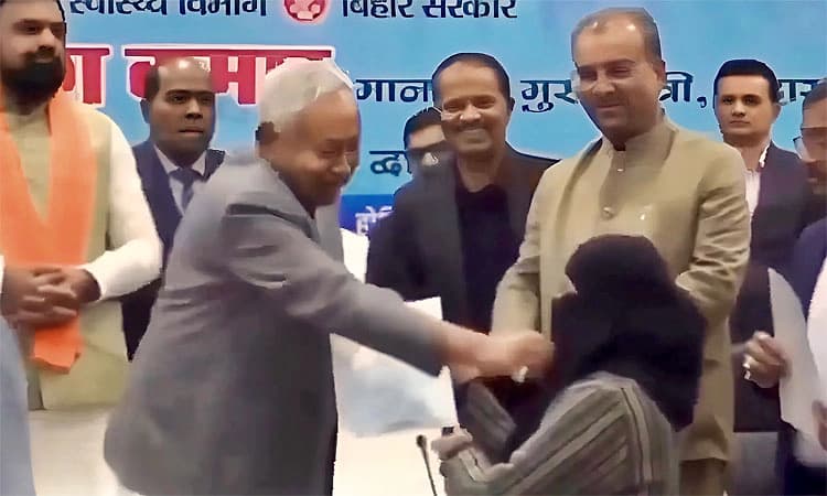 Bihar;ಹಿಜಾಬ್‌ ವಿವಾದದ ವೈದ್ಯೆಗೆ 3 ಲಕ್ಷ ವೇತನದ ಕೆಲಸ ಆಫರ್‌!