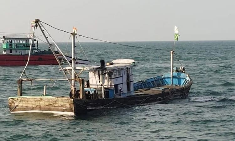 Malpe: ಫೈಬರ್‌ ಒಡೆದು ಬೋಟ್‌ ಮುಳುಗಡೆ; ಮೀನುಗಾರರ ರಕ್ಷಣೆ