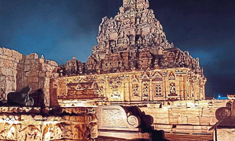 ಐತಿಹಾಸಿಕ ತಾಣ ಪಟ್ಟದಕಲ್ಲಿನ ಸ್ಮಾರಕಗಳಿಗೆ ಬೆಳಕಿನ ಮೆರುಗು