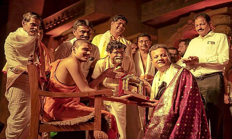 Abaran Timeless Jewellery MD Pratap Madhukar Kamath visits Udupi Sri Krishna Mutt