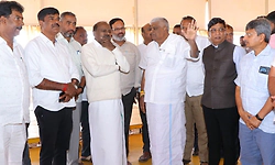 ಹಾಸನ ಸಮಾವೇಶ ಸ್ಥಳಕ್ಕೆ ವಾಸ್ತು ಪ್ರಕಾರವೇ ಕಾರಲ್ಲಿ ಎಚ್‌ಡಿಕೆ ಕರೆ ತಂದ ರೇವಣ್ಣ