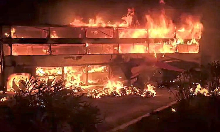 ಭೀಕರ ರಸ್ತೆ ಅಪಘಾತ: ಆಂಧ್ರದಲ್ಲಿ ಹೊತ್ತಿ ಉರಿದ ಬಸ್, ಕಂಟೈನರ್: ಮೂವರು ಸಜೀವ ದಹನ