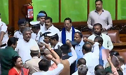 ವಿಧಾನಸಭೆಯಲ್ಲಿ ಹೈಡ್ರಾಮಾ: ರಾಜ್ಯಪಾಲರನ್ನು ಅಡ್ಡಗಟ್ಟಲು ಯತ್ನಿಸಿದ ಹರಿಪ್ರಸಾದ್