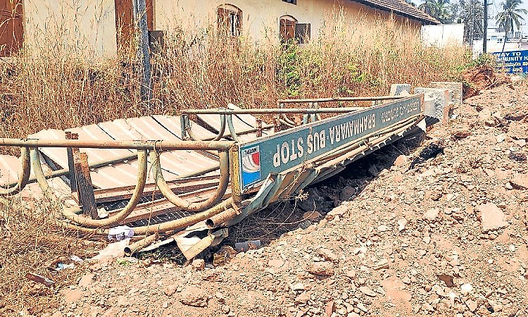 Kota: Bus shelters fall prey to service road construction!
