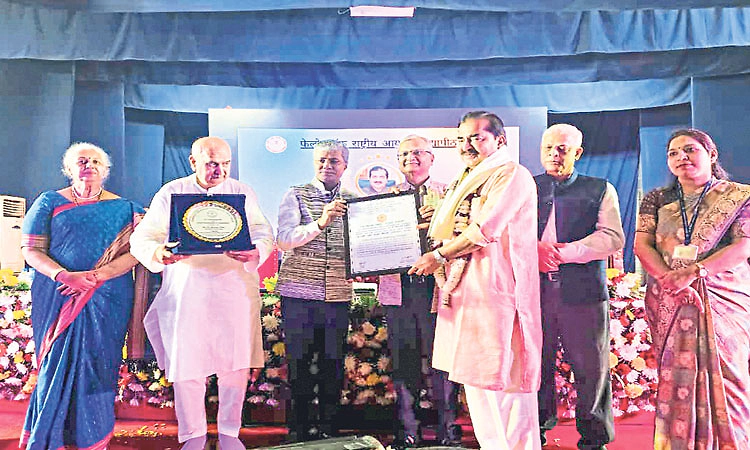 ಡಾ| ಎಂ. ಮೋಹನ ಆಳ್ವರಿಗೆ ಫೆಲೋಶಿಪ್‌ ಗೌರವ ಪ್ರದಾನ