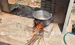 Kaup: ಗ್ಯಾಸ್ ಕೊರತೆ: ಇಂದಿರಾ ಕ್ಯಾಂಟೀನ್‌ನಲ್ಲಿ ಸೌದೆ ಒಲೆ ಅಡುಗೆ