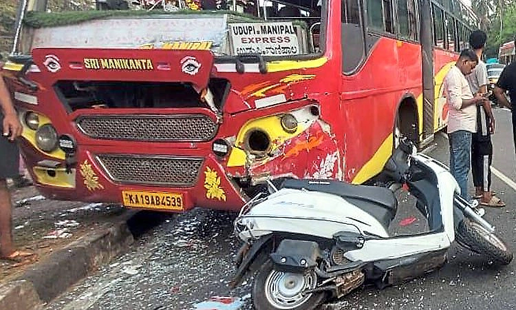 Kaup: Bus hits scooter from behind; girl dies