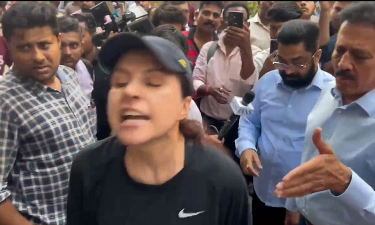 Get out.. ನಡುಬೀದಿಯಲ್ಲಿ ಮಹಾರಾಷ್ಟ್ರ ಸಚಿವ ಮಹಾಜನ್ ಗೆ ಮಹಿಳೆ ತರಾಟೆ!