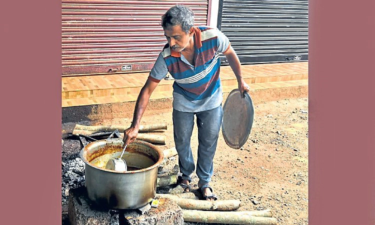 Karkala: ಹೊಟೇಲ್‌ ಉಳಿವಿಗೆ ಕಟ್ಟಿಗೆಯೇ ಆಧಾರ