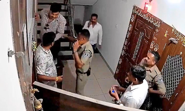 ವಾರಂಟ್ ಜಾರಿ ಮಾಡುವ ನೆಪದಲ್ಲಿ ಉದ್ಯಮಿ ಮನೆ ಲೂಟಿ...ಎಸ್‌ಐ ಸೇರಿ ಐವರು ಪೊಲೀಸರ ಅಮಾನತು