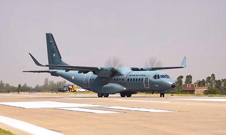 ಪೂರ್ವಾಂಚಲ್ ಎಕ್ಸ್‌ಪ್ರೆಸ್‌ವೇನಲ್ಲಿ ಐಎಎಫ್ ಅಬ್ಬರ: ಹೆದ್ದಾರಿಯಲ್ಲಿ ಇಳಿದ ಏರ್‌ಬಸ್ C-295