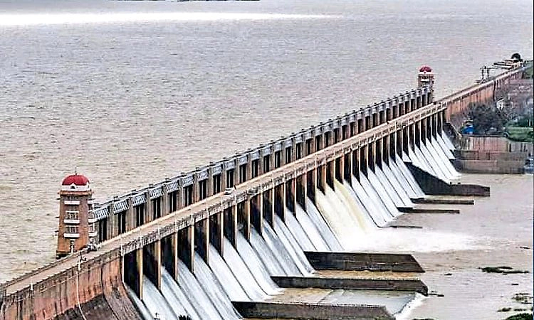 ತುಂಗಭದ್ರಾ ಡ್ಯಾಂ ನಿಂದ ಅಕ್ರಮವಾಗಿ ಕಾರ್ಖಾನೆಗಳಿಗೆ ನೀರು ಪೂರೈಕೆ, ವ್ಯಾಪಕ ಟೀಕೆ