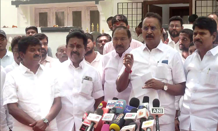 ವಿಜಯ್ ಬಳಿ ಸಚಿವ ಸ್ಥಾನ ಕೇಳಿಯೇ ಇಲ್ಲ: ಎಐಎಡಿಎಂಕೆ ನಾಯಕ ವೇಲುಮಣಿ
