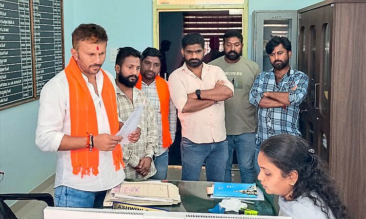 Mudigere: ರಸ್ತೆ ಬದಿಯಲ್ಲಿರುವ ಕಸದ ರಾಶಿ ತೆರವುಗೊಳಿಸಲು ವಿಶ್ವ ಹಿಂದೂ ಪರಿಷತ್ ಒತ್ತಾಯ
