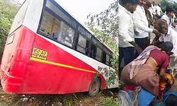 ಚಾಲಕನ ನಿಯಂತ್ರಣ ತಪ್ಪಿ ರಸ್ತೆಯಿಂದ ಕೆಳಕ್ಕಿಳಿದು ಬಸ್ ಅಪಘಾತ: ಹಲವು ಪ್ರಯಾಣಿಕರಿಗೆ ಗಾಯ