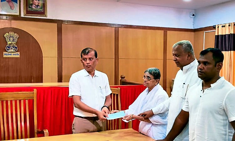 Davanagere: ಮನೆ ಮಾರಿ ಸೈನಿಕ ನಿಧಿಗೆ ಕೊಡುಗೆ ನೀಡಿದ ನಿವೃತ್ತ ಶಿಕ್ಷಕಿ!