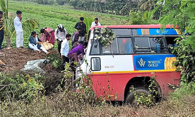 ಧಾರವಾಡ ಬಳಿ KSRTC ಬಸ್ ಪಲ್ಟಿ : ವೃದ್ದೆ ಸಾವು, ಇಬ್ಬರ ಸ್ಥಿತಿ ಗಂಭೀರ, 32 ಜನರಿಗೆ ಗಾಯ
