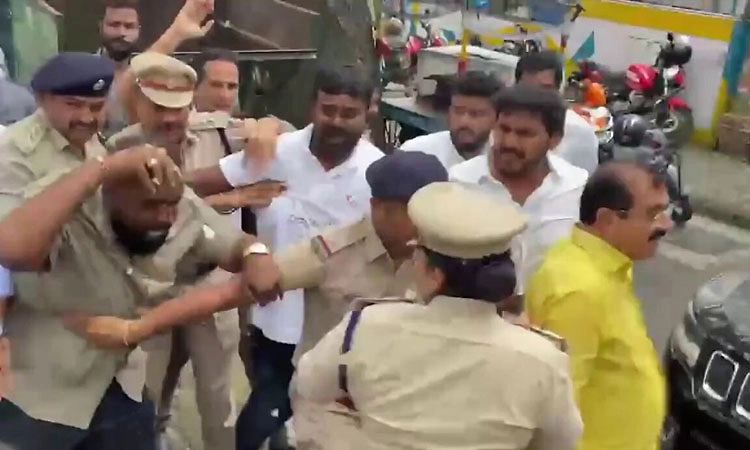 ರಾಜ್ಯ ಕಾಂಗ್ರೆಸ್‌ ಕಚೇರಿ ಬಳಿ ಧರಣಿ ವೇಳೆ ಬಿಜೆಪಿಗರಿಗೆ ಮೊಟ್ಟೆ ಏಟು!
