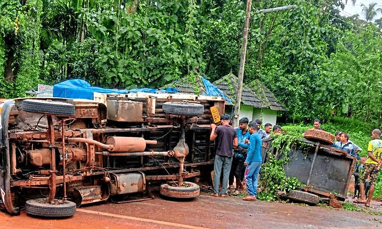 Kodyadka: ಪಿಕಪ್ ವಾಹನ ಪಲ್ಟಿಯಾಗಿ ಟ್ರಾಫಿಕ್‌ ಜಾಮ್
