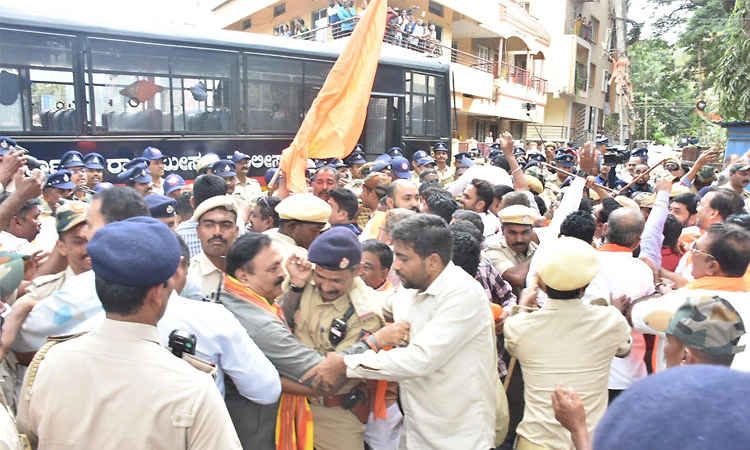 ಹುಬ್ಬಳ್ಳಿ:ಪುಷ್ಕರಣಿ ರಕ್ಷಿಸಿ ಹೋರಾಟ ತೀವ್ರ, ಶಾಸಕರು ಸೇರಿ ಹಲವರು ಪೊಲೀಸರ ವಶಕ್ಕೆ