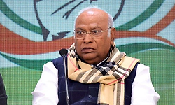 ರಾಷ್ಟ್ರಗೀತೆ ಹೆಸರಲ್ಲಿ ಮತ ಧ್ರುವೀಕರಣ: ಖರ್ಗೆ