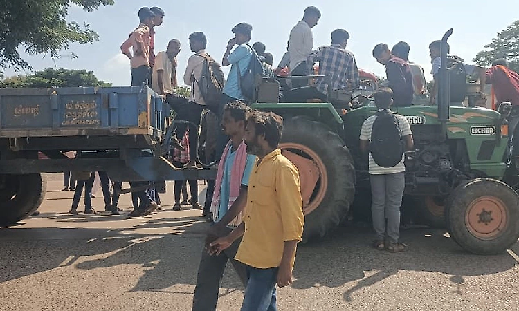 Bus delay: Bachchanakeri villagers stage protest