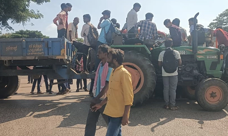 ಬಸ್ ವಿಳಂಬ: ಬಚ್ಚನಕೇರಿ ಗ್ರಾಮಸ್ಥರ ಪ್ರತಿಭಟನೆ