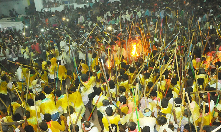 Siruguppa: ದೇವರ ಮೂರ್ತಿಗಾಗಿ ಭಕ್ತರ ಬಡಿದಾಟ: 100ಕ್ಕೂ ಅಧಿಕ ಮಂದಿಗೆ ಗಾಯ, ಒಬ್ಬರ ಸಾವು