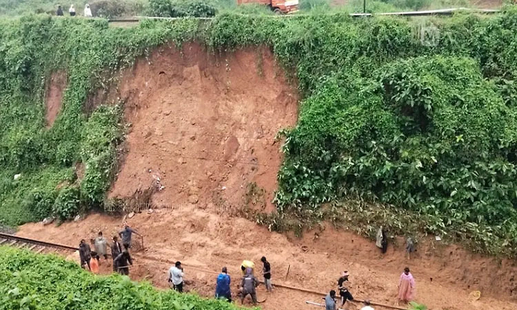 Keralam: ಭೂಕುಸಿತದಿಂದ ಹಳಿ ತಪ್ಪಿದ ಎಕ್ಸ್‌ಪ್ರೆಸ್‌ ರೈಲಿನ ಎಂಜಿನ್‌,ಸಂಚಾರಕ್ಕೆ ಅಡ್ಡಿ