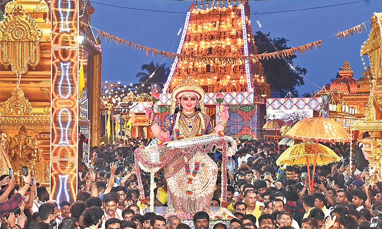 ಮಂಗಳೂರು ದಸರಾ; ವೈಭವದ ಶೋಭಾಯಾತ್ರೆ; ಕಣ್ತುಂಬಿಕೊಂಡ ಸಹಸ್ರಾರು ಭಕ್ತರು 