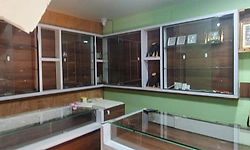 Bailhongal: ಅಂಗಡಿ ಮೇಲ್ಛಾವಣಿ ಕಿತ್ತು ಬೆಳ್ಳಿ ಆಭರಣ ಕಳವು
