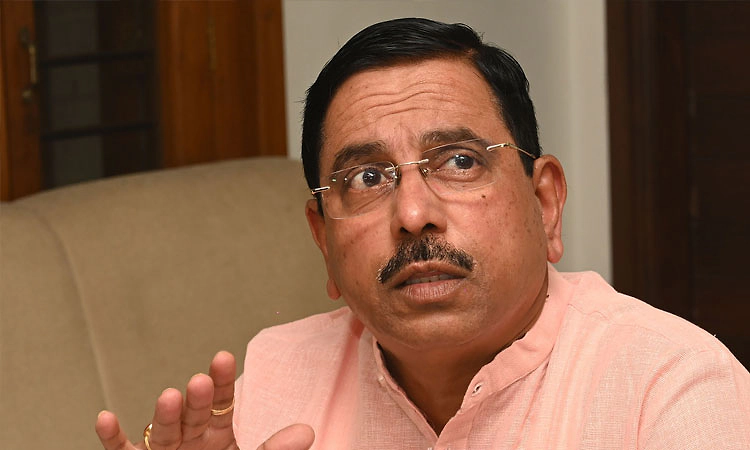 ಶಾಸಕರ ಖರೀದಿಯಲ್ಲಿ ಸಿಎಂ, ಡಿಸಿಎಂ ಬ್ಯುಸಿ: ಸಚಿವ ಜೋಶಿ ಕಿಡಿ