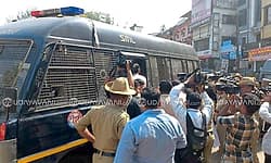 Mangaluru: ಕೇಂದ್ರ ಸರ್ಕಾರದ ವಿರುದ್ಧ ಜಿಲ್ಲಾ ಕಾಂಗ್ರೆಸ್‌ ಪಾದಯಾತ್ರೆ... ಪೊಲೀಸರಿಂದ ತಡೆ