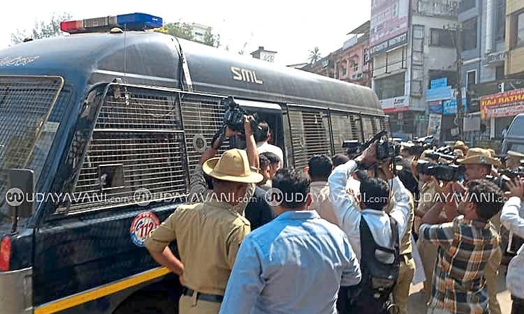 Mangaluru: ಕೇಂದ್ರ ಸರ್ಕಾರದ ವಿರುದ್ಧ ಜಿಲ್ಲಾ ಕಾಂಗ್ರೆಸ್‌ ಪಾದಯಾತ್ರೆ... ಪೊಲೀಸರಿಂದ ತಡೆ