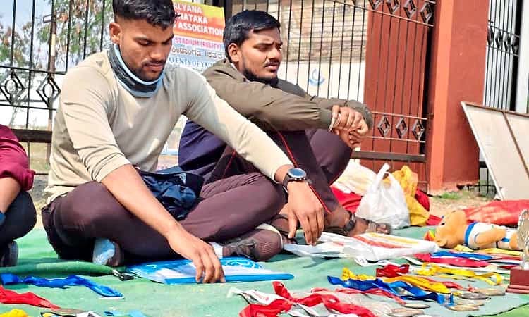 ಕ್ರೀಡಾಂಗಣದ ಎದುರೇ ಖೇಲೋ ಇಂಡಿಯಾ ಖ್ಯಾತಿಯ ಕ್ರೀಡಾಪಟು ಲೋಕೇಶ್ ರಾಠೋಡ ಧರಣಿ