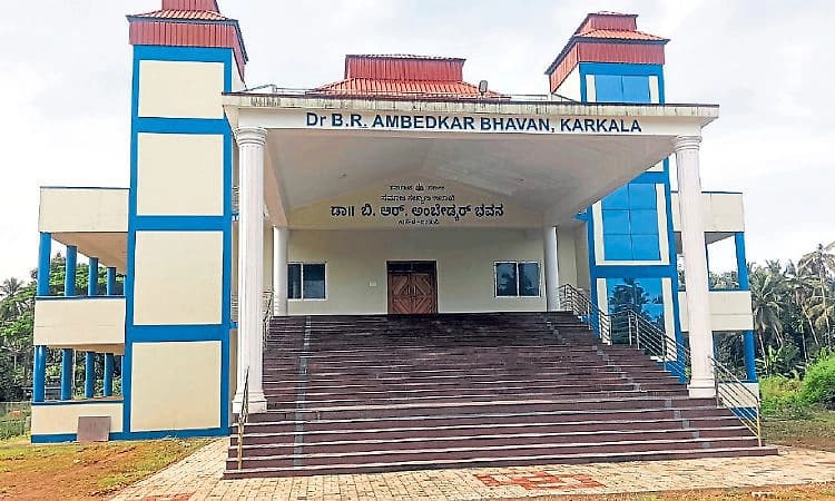 Karkala: ಉದ್ಘಾಟನೆಗೆ ಕಾಯುತ್ತಿದೆ ಅಂಬೇಡ್ಕರ್‌ ಭವನ