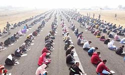 187 ಹುದ್ದೆಗೆ 8,000 ಮಂದಿ ಅರ್ಜಿ... ರನ್‌ವೇಯಲ್ಲೇ ಕುಳಿತು ಪರೀಕ್ಷೆ ಬರೆದ ಅಭ್ಯರ್ಥಿಗಳು