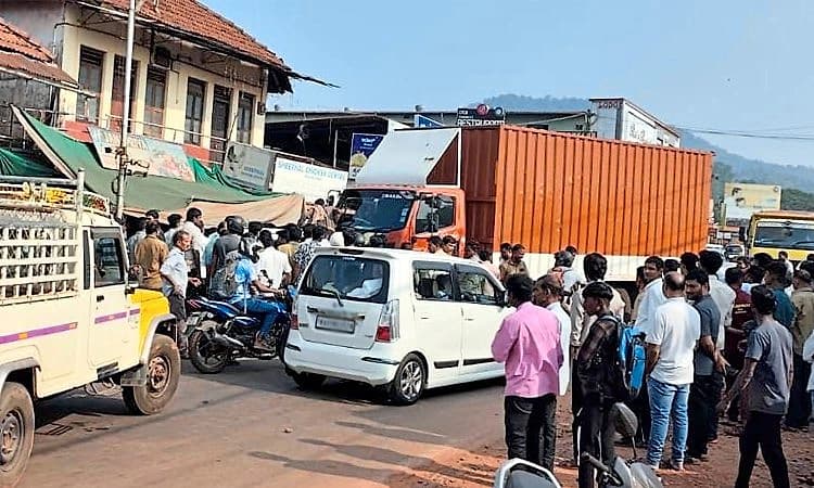 Sullia: ಕಾರಿಗೆ ಲಾರಿ ಡಿಕ್ಕಿ