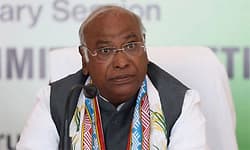 ಲೂಟಿ ಮಾಡುವ ಎಲ್ಲಾ ಅವಕಾಶವನ್ನು ಕೇಂದ್ರ ಬಳಸಿಕೊಳ್ಳುತ್ತದೆ: ಖರ್ಗೆ